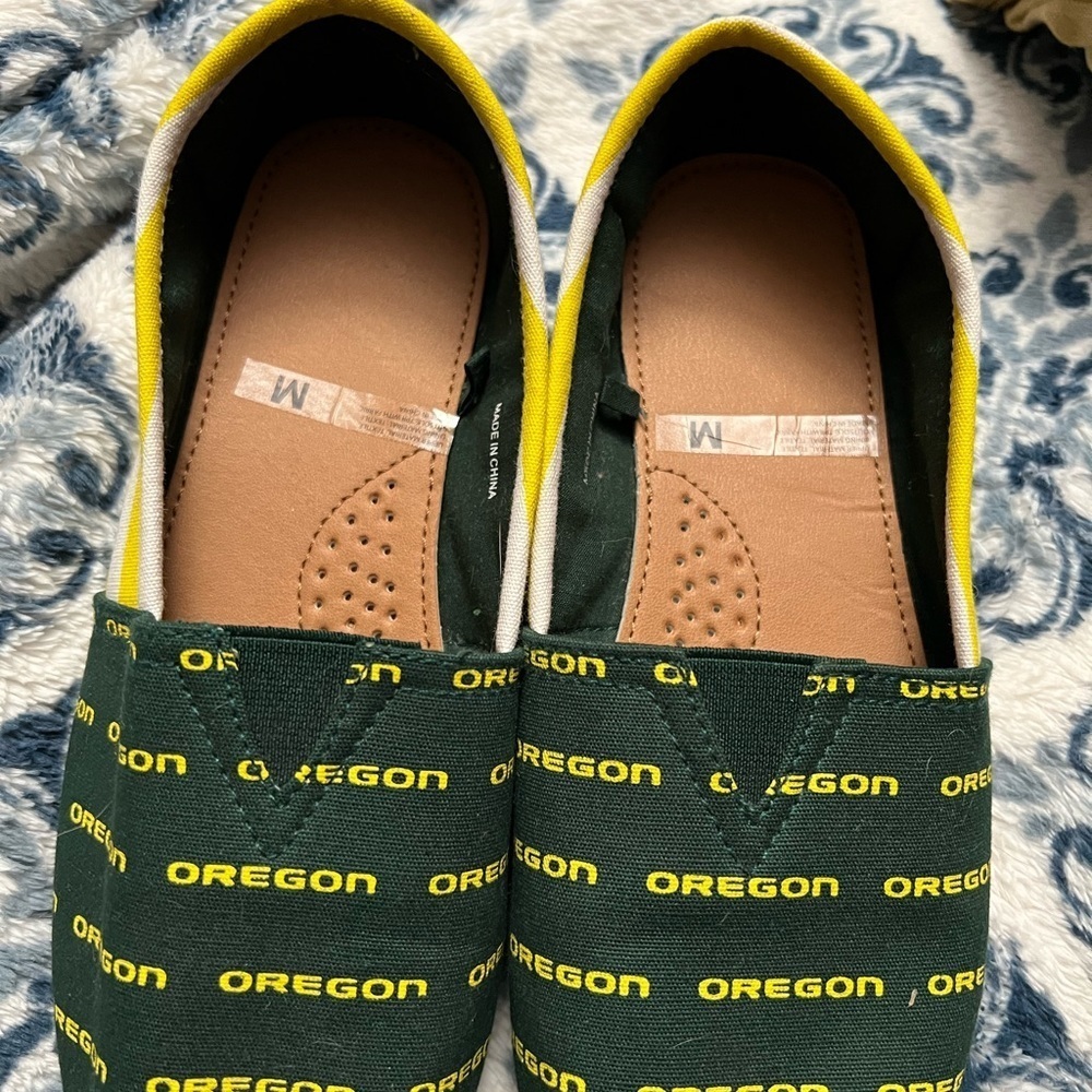 Oregon Ducks SZ M Women’s Shoes 7/8 Slip on Canvas Yellow Green Tom’s look alike - Picture 3 of 11